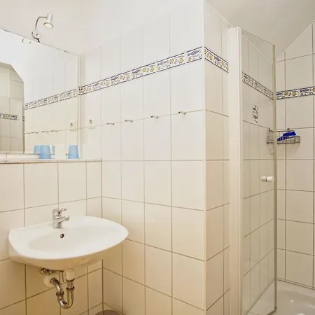 Nah Am Meer, Ruhige Lage, Gratis Nutzung Vom Ahoi Erlebnisbad Und Sauna In Sellin - Haus Inselblick 02